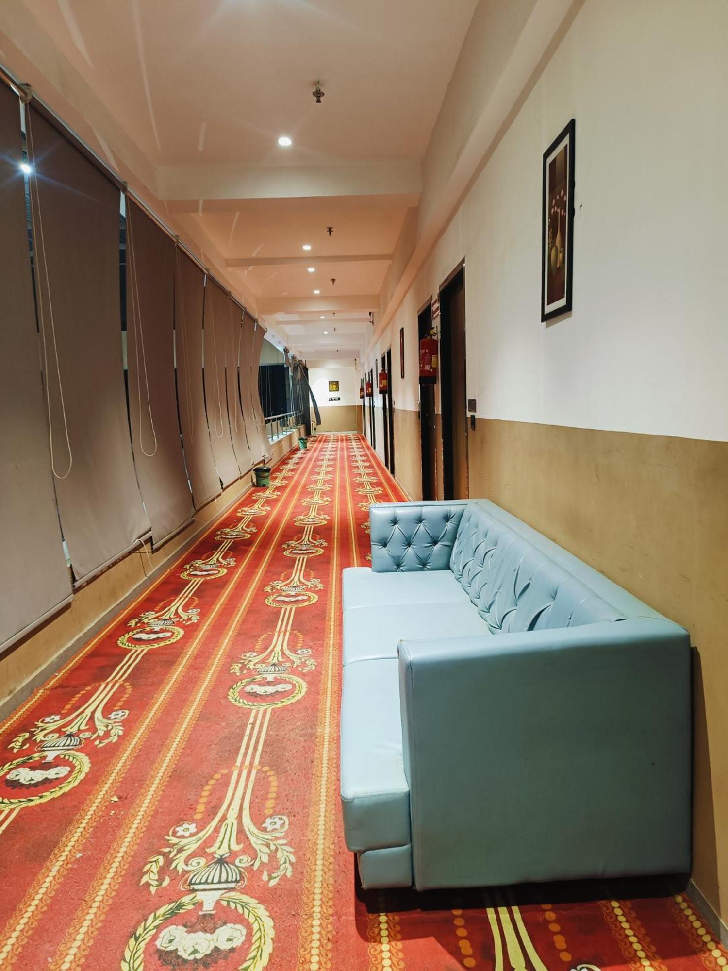 Hotel Gold Palace Inn Surat Eksteriør billede